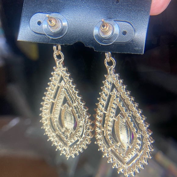 Elegant Pink and Purple Teardrop Earrings. Gold Tone Backing - Picture 5 of 5